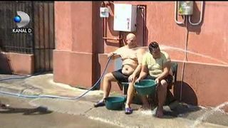 Caldura mare! Romanii au nascocit metode ieftine pentru a se racori