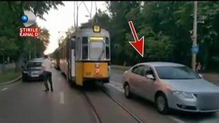 Un barbat a paralizat traficul din Iasi dupa ce si-a lasat masina in mijlocul strazii. 15 tramvaie au ramas blocate pe linie