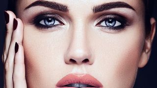 Mesajul unui preot pentru femeile care se machiaza: "Cine va spune ca nu aveti ce cauta in Biserica, pentru ca va machiati, acela greseste. O singura conditie.."