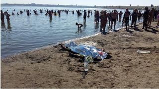 Imagini socante pe litoralul romanesc. Turistii au facut baie si au stat la soare langa un cadavru