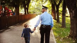 Si-a lasat nesupravegheata fiica, apoi a anuntat la politie disparitia ei. Unde a fost gasita fetita de 8 ani de catre politistii galateni