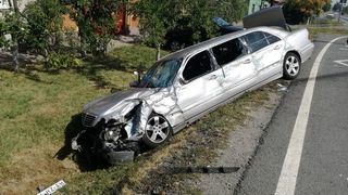 Sapte raniţi, intre care cinci copii, dupa ce masina in care se aflau a lovit un autocar,  pe DN 79 Oradea &ndash; Arad