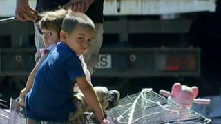 "Mainile mele sunt rupte, dar asta nu conteaza. Un copil trebuie sa simta ca e copil". Povestea unui barbat care creste singur 5 copii. Mama i-a parasit, iar el alearga, zi de zi, cu ei de gat, dupa o paine