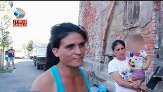 "Tu crezi ca mie imi pare rau..Copiii se face o mie, o mie!!" Scandal monstru in fata casei barbatului care vinde PET-uri ca sa isi cresca micutii. Fosta sotie il acuza ca i-a furat cardul de alocatie
