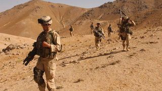 Un militar roman a fost ranit in Afganistan, intr-un schimb de focuri cu insurgentii. El se afla in afara pericolului