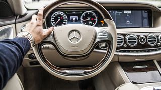 El e cel mai bine platit angajat din Romania! Si-a cumparat o plaja din Grecia si a dat o petrecere de zile mari