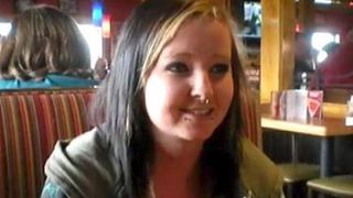 A nascut un baietel la doar 17 ani. Pe patul de spital, a luat-o pe asistenta deoparte si i-a soptit ceva la ureche. Ce a urmat apoi e cutremurator