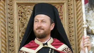 Episcopul Husilor ar trebui sa il cerceteze disciplinar pe preotul despre care se spune ca a aparut alaturi de el in filmul compromitator