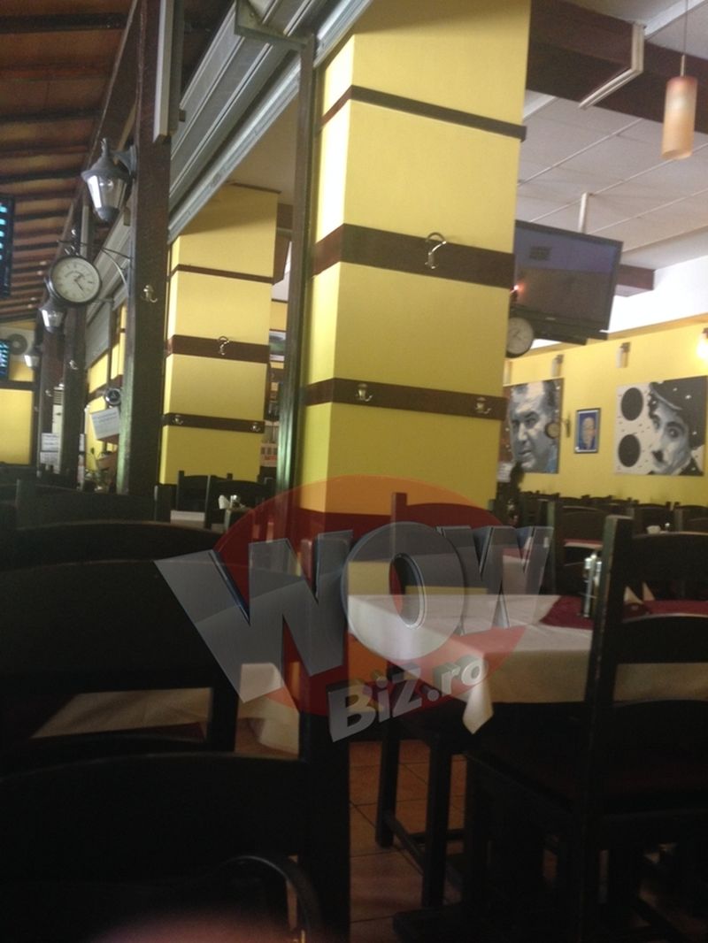 In local, pe pereti, Florin Calinescu avea tablouri cu el si alti artisti