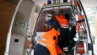 Accident cumplit in Vaslui! Un sofer a murit strivit de masina sa pe care a incercat sa o opreasca pe un drum in panta, dupa ce autoturismul o luase la vale