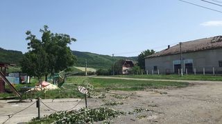Acoperisurile a zeci de case au fost afectate in urma unei furtuni puternice, intr-un sat din judetul Mures