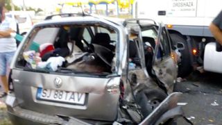 Accident teribil in Giurgiu! Un copil de 4 ani a fost proiectat prin luneta masinii dupa ce un autoturism s-a ciocnit cu un autocar. Bunica lui a fost si ea ranita