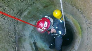 Moarte groaznica pentru o femeie de 48 de ani! S-a aruncat cu capul in jos in fantana din curte