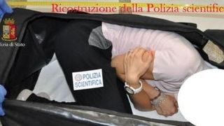 Rapita, drogata, bagata in geamantan si vanduta la licitatie. Rapitorii i-au dat drumul pentru ca femeia avea un copil, si nu voiau "sa aiba de-a face cu mame"