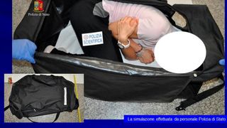 Ea este tanara rapita si bagata in geamantan pentru a fi vanduta la licitatie de un polonez