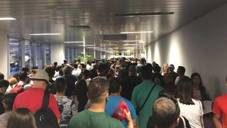 Cozi uriase pe Aeroportul Otopeni. Mii de romani si straini ajunsi in tara noastra asteapta ore bune sa iasa din aeroport