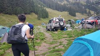 Situatie halucinanta la munte. Proprietarii a doua masini de teren au rupt tarcul de la o stana si au facut focul cu lemnele rupte