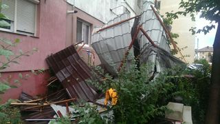 Acoperis desprins de pe un bloc din Sibiu din cauza vijeliei! Pompierii actioneaza pentru indepartarea pericolului