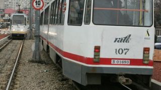 Barbat lovit de tramvai pe trecerea de pietoni, in Capitala. Vatmanul spune ca nu l-a observat