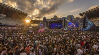 Final incendiar la Untold. Cine si-a facut aparitia in multime! A facut un adevarat spectacol printre oameni si a intors toate privirile