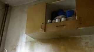 Locatarii unui bloc din Buzau, in pragul disperarii din cauza unei batrane! Casa ei a devenit un focar de infectie