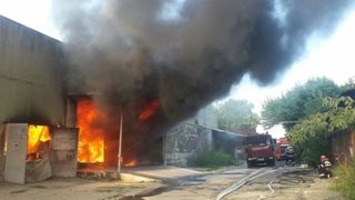 Incendiu violent la o hala de productie a hartiei si maselor plastice din Galati. Interventia, dificila din cauza caldurii