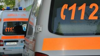 Un barbat a murit strivit de masina, sub privirile ingrozite ale sotiei. Victima incerca sa opreasca masina care pornise singura
