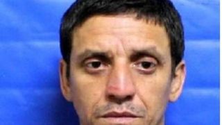 El este monstrul care a violat fetita vecinilor, apoi a bagat-o intr-o valiza si a aruncat-o in rau