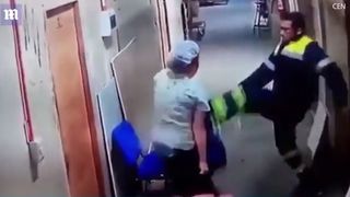 Asistenta insarcinata, lovita cu piciorul in burta de catre un paramedic. Camerele de supraveghere din spital au surprins imagini cumplite