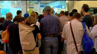 Aglomeratie mare la aeroport. Mai multe persoane s-au simtit rau si au avut nevoie de ingrijiri medicale