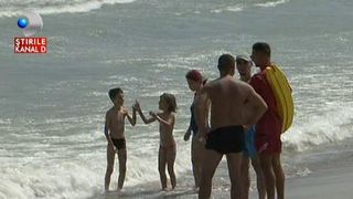 A intrat in valurile inalte de peste doi metri ca sa salveze o mama si pe fiica acesteia de la inec, dar a sfarsit chiar el in adancuri