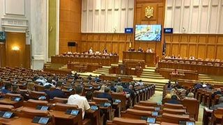 Parlamentarii Romaniei, sedinta extraordinara in mijlocul vacantei. S-au certat daca e legal sau nu sa vina la munca