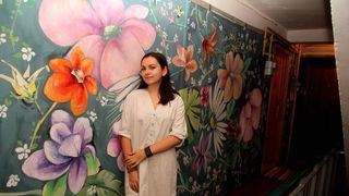 Un bloc din Braila a prins viata din pensula! O tanara pictorita a reusit, in doar doua saptamani, sa-i transforme peretii in adevarate opere de arta.