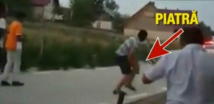 Jandarmi si mascati, atacati cu pietre de hotii de lemne! Imagini halucinante