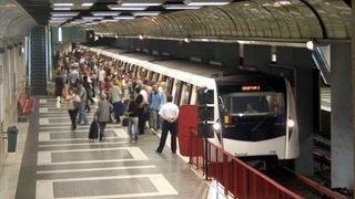 Haos la metrou intre statiile Unirii si Preciziei. Un tren s-a defectat miercuri dimineata in statia de metrou Preciziei, garnitura fiind tractata dupa o ora