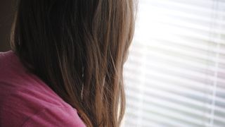 Cand a vazut ce scria pe geamul vecinului sau, a sunat imediat la 112. Barbatul din Iasi era deja in coma cand au ajuns politistii