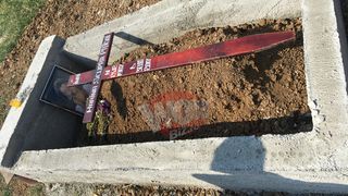E dezolant ce se intampla la mormantul Marinei Scupra! Crucea a fost trantita la pamant, iar coroanele aruncate pe un camp
