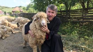 Cristian Pomohaci a fost exclus definitiv din preotie, insa inca se fotografiaza in straie bisericesti