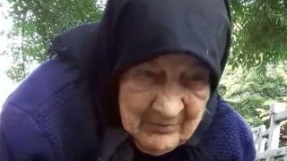 Imaginile care au inlacrimat toata Romania! O batranica bate drum lung ca sa vanda un kilogram de branza si un borcanel de smantana! "Am muncit pana am imbatranit, am 400 de lei pensie"- Si Victor Slav a fost impresionat de povestea ei!