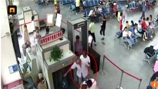 Un chinez a fost prins la aeroport transportand doua brate in valiza