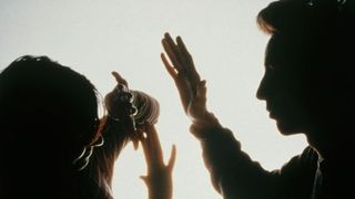 Femeie de 56 de ani din Falticeni, batuta cu bestialitate de un individ in scara blocului