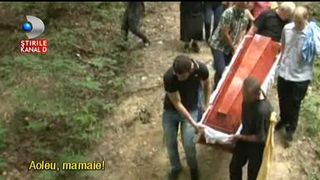 "Sa vina primarul sa care mortul in spinare!". Situatie halucinanta intr-un sat din Dambovita. Nu ajung nici pompierii, nici salvarea, iar oamenii isi cara mortii prin padure