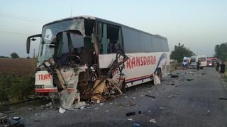 Doi morti si zece raniti in Arad, in urma unui accident in care au fost implicate un autocar si un microbuz. Trei raniti sunt in stare critica