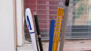 Achizitie halucinanta la o Primarie din Romania. 20 de pixuri la 143 de lei bucata