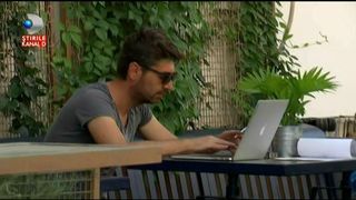 Romanii ar putea munci din pat, de la piscina sau terasa. Totusi, angajatorul te poate verifica oricand. Proiectul este pe masa alesilor