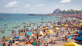 Aparitie infricosatoare pe plaja din Costinesti. Ce au adus valurile la mal i-a lasat masca pe turisti