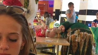 Imaginea care impartiti internetul in doua. Aceasta mama se afla la un restaurant din Romania, si-a pus copilul pe masa si l-a schimbat de scutec