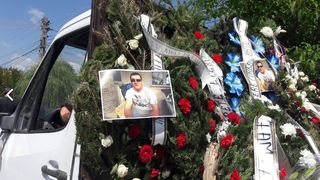 Eroul de la Mangalia a fost condus pe ultimul drum. Lacrimi si durere la capataiul celui care si-a sacrificat viata pentru ca o mama si fiica ei sa traiasca