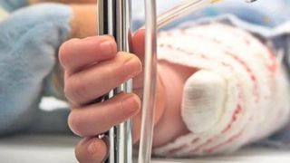 O moldoveanca si-a injunghiat cei doi copii minori, apoi a incercat sa se sinucida