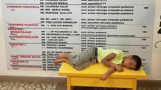 "Acest baiat doarme de doua ore pe bancuta, asteptand sa fie consultat" - Imaginea dintr-un spital care a starnit un val de revolta pe internet